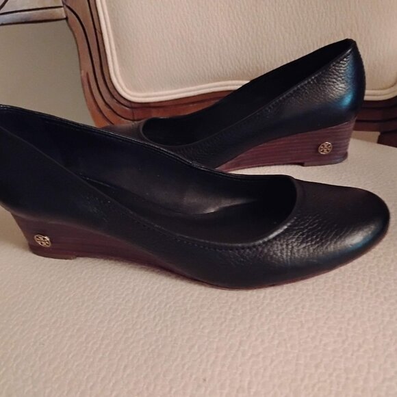 Tory Burch Black Wedge Pumps Size 9 - Picture 1 of 5
